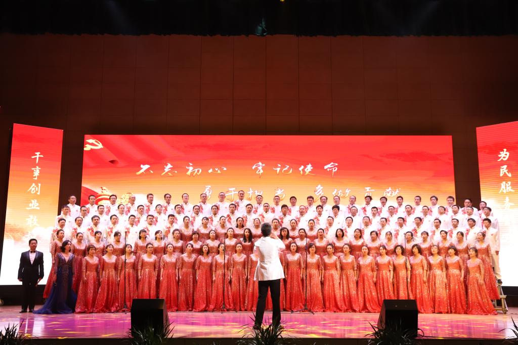 舞台上的思政课|oety欧亿体育举办“不忘初心、牢记使命” 教职工合唱比赛